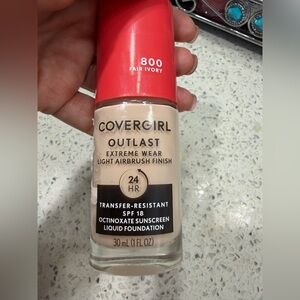 COVERGIRL Outlast Liquid Foundation 800 Fair Ivory